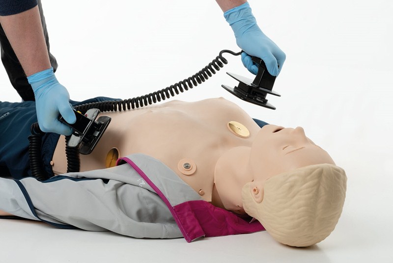 Resusci Anne Simulateur AED sans SimPad+  Bras IV à gauche + défibrillation réelle 